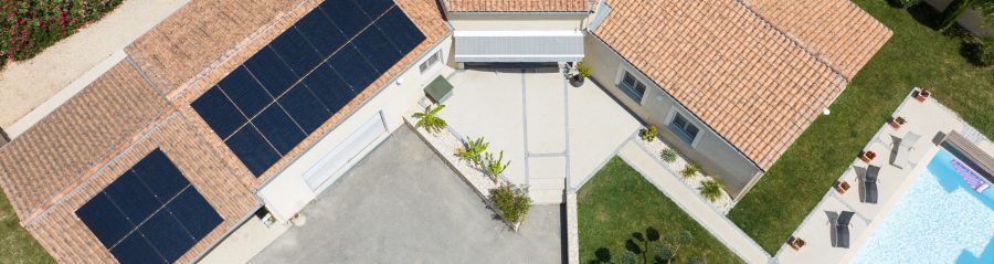 Maison individuelle à Etoile sur Rhone réalisée avec des panneaux solaires Solterre surimposé et des tuiles Romane Canal