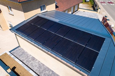 Maison individuelle à Amange réalisée avec des panneaux SOLTERRE PV en joint debout