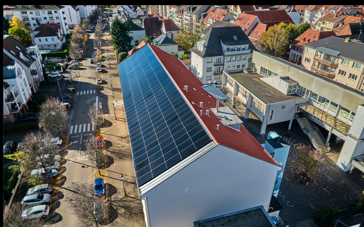 Ecole privée Ste Philomène à Haguenau avec integration de 190 panneaux solaires Solterre PV Premium Nord