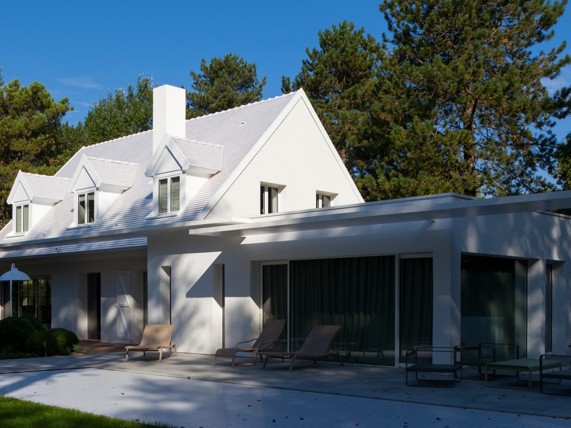 Villa avec un seul étage. Mise en œuvre toiture. Villa La Huttière LE TOUQUET. Tuile Koramic Tuile Plate 301 Blanc émaillé.