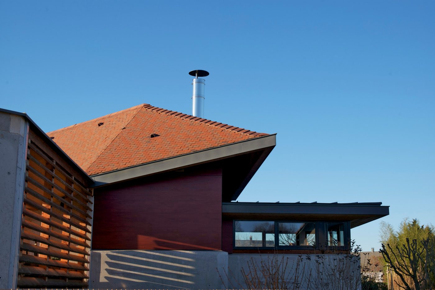 Maison individuelle avec un seul étage. Mise en œuvretoiture. 68320 WIDENSOLEN. Tuile Koramic Aléonard Pontigny Brun flammé, Rouge flammé, Vieilli naturel.