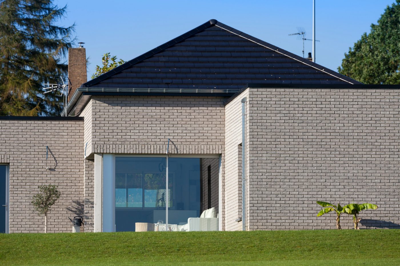 Maison individuelle avec uniquement un rez-de-chaussée. Trois bâtiments forment la maison. 61 rue du Moulinel 59169 CANTIN. Tuile Koramic Actua Noir titane.