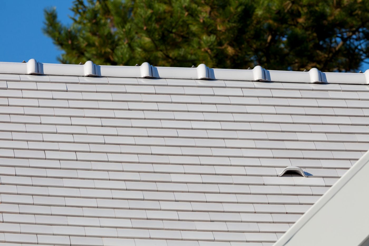 Villa avec un seul étage. Mise en œuvre toiture. Villa La Huttière LE TOUQUET. Tuile Koramic Tuile Plate 301 Blanc émaillé.