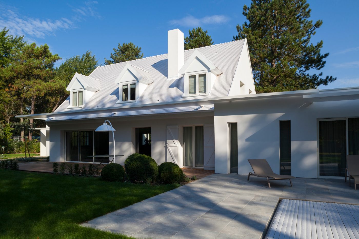 Villa avec un seul étage. Mise en œuvre toiture. Villa La Huttière LE TOUQUET. Tuile Koramic Tuile Plate 301 Blanc émaillé.