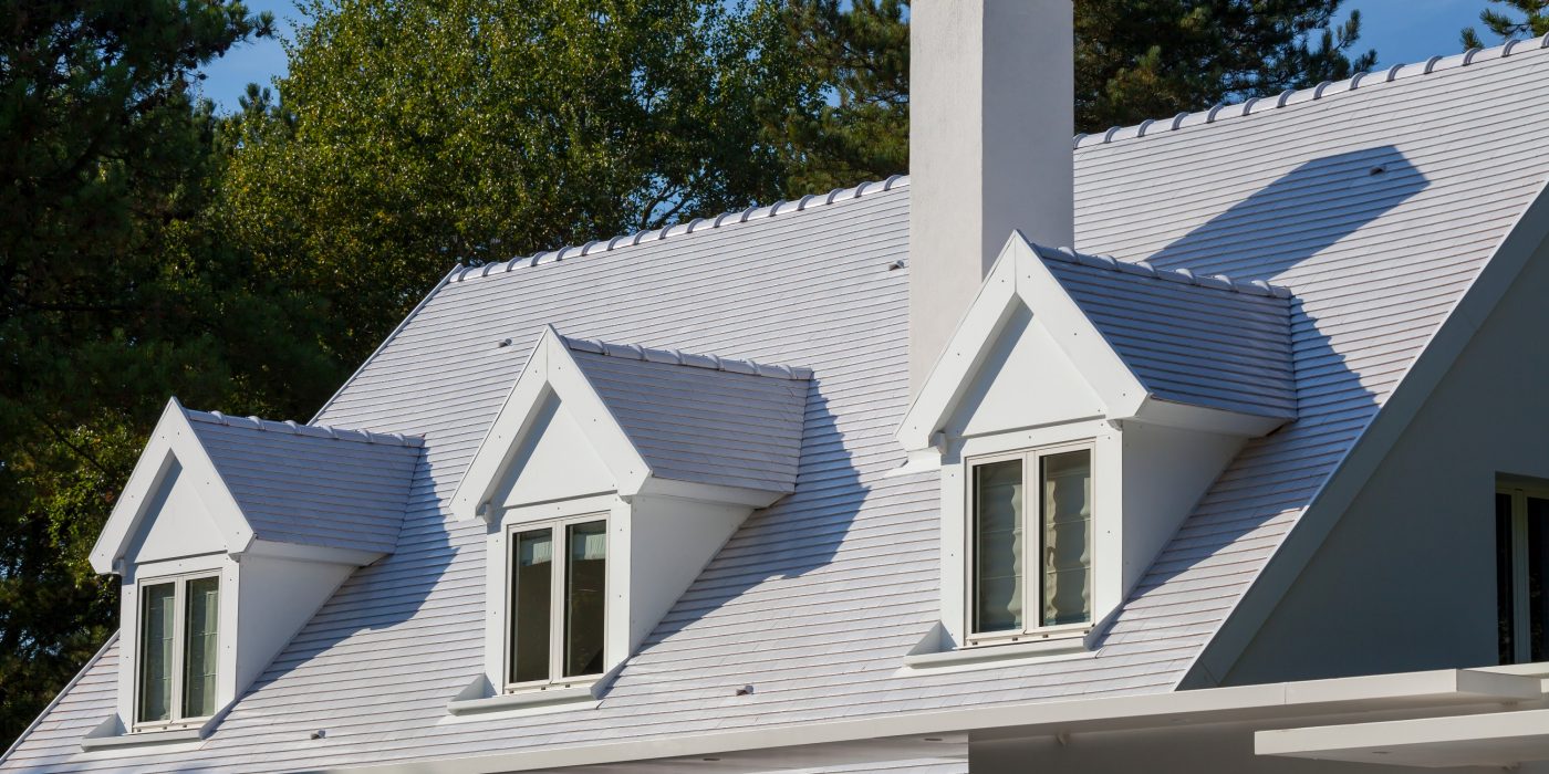 Villa avec un seul étage. Mise en œuvre toiture. Villa La Huttière LE TOUQUET. Tuile Koramic Tuile Plate 301 Blanc émaillé.