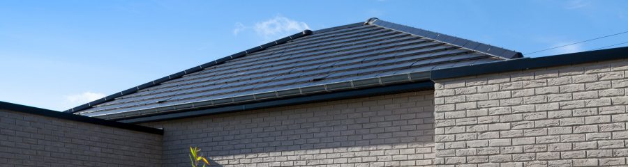 Maison individuelle avec uniquement un rez-de-chaussée. Trois bâtiments forment la maison. 61 rue du Moulinel 59169 CANTIN. Tuile Koramic Actua Noir titane.