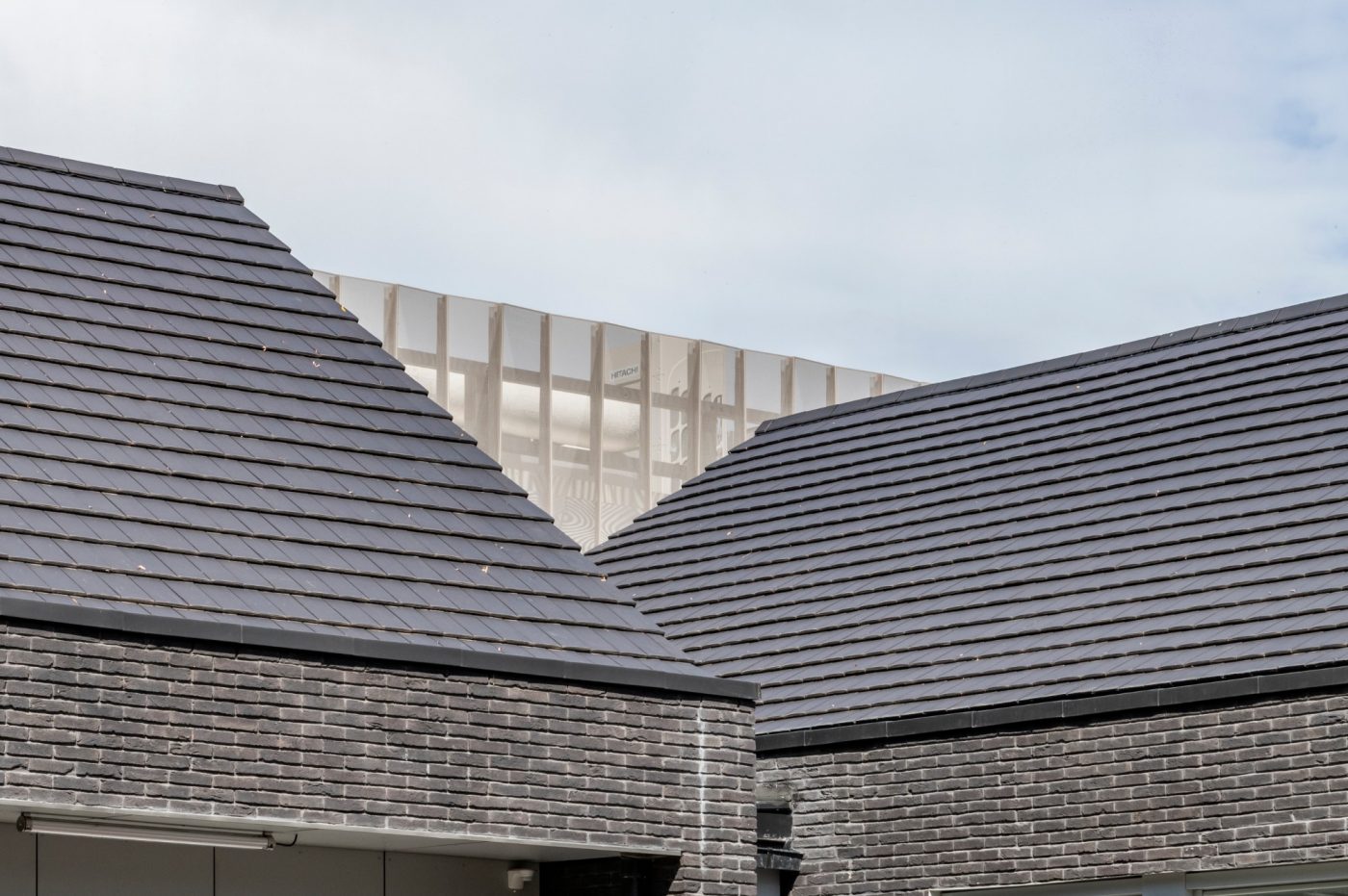 Rénovation de L'Ampli à Fontenay-le-Fleury avec les tuiles Koramic Vauban 2 Droite Ardoisé et les briques Terca Agora noir graphite