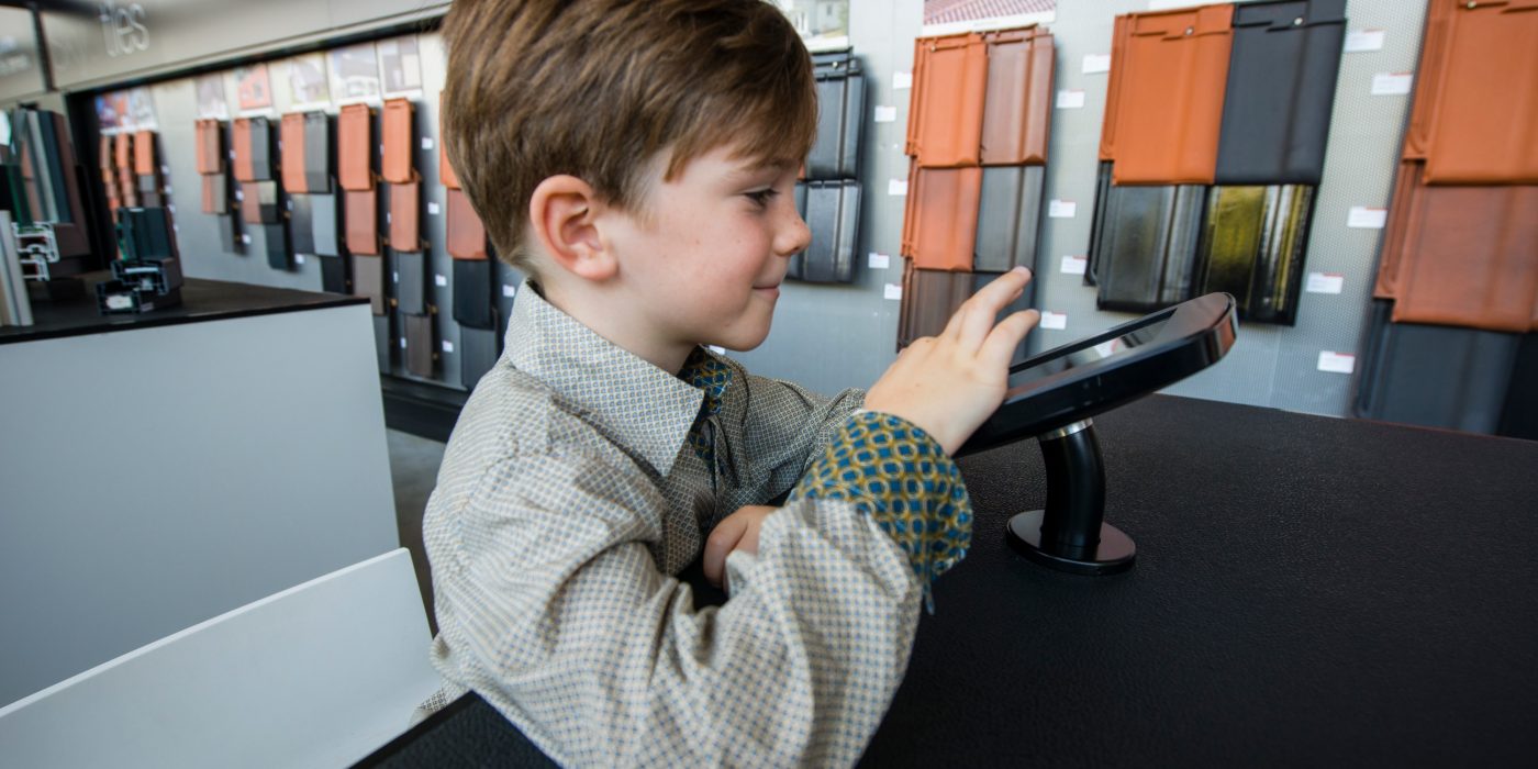 Child on Ipad in showroom Londerzeel