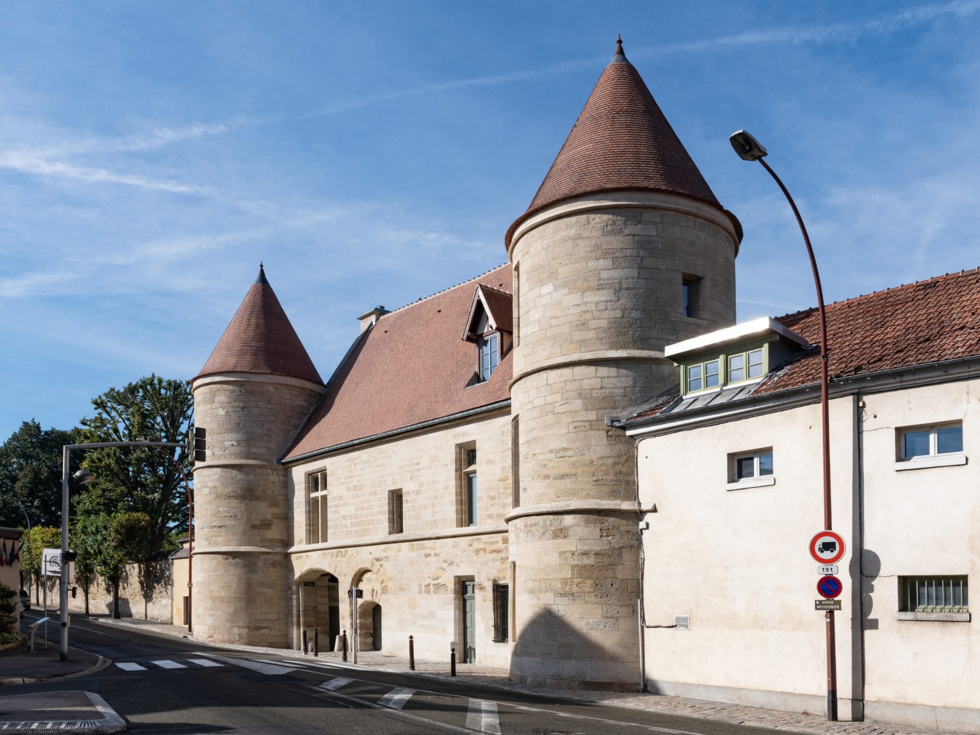 Musée du jouet situé dans le bâtiment Prieuré royal Saint-Louis classé en Monument historique. Musée du jouet, 1 Enclos de l'Abbaye 78300 POISSY. Tuile Koramic Aléonard Pontigny, Patrimoine 16 x 27 Vert de Lichen.