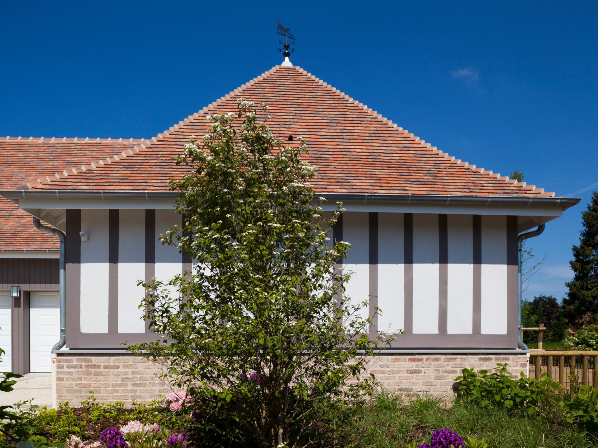 Maison individuelle avec un seul étage. 525 Avenue Marc de la Haye 27100 LE VAUDREUIL. Tuile Koramic Aléonard Patrimoine, Pontigny Rouge de Mars, Ocré lichen, Vert de Lichen, Rouge flammé.