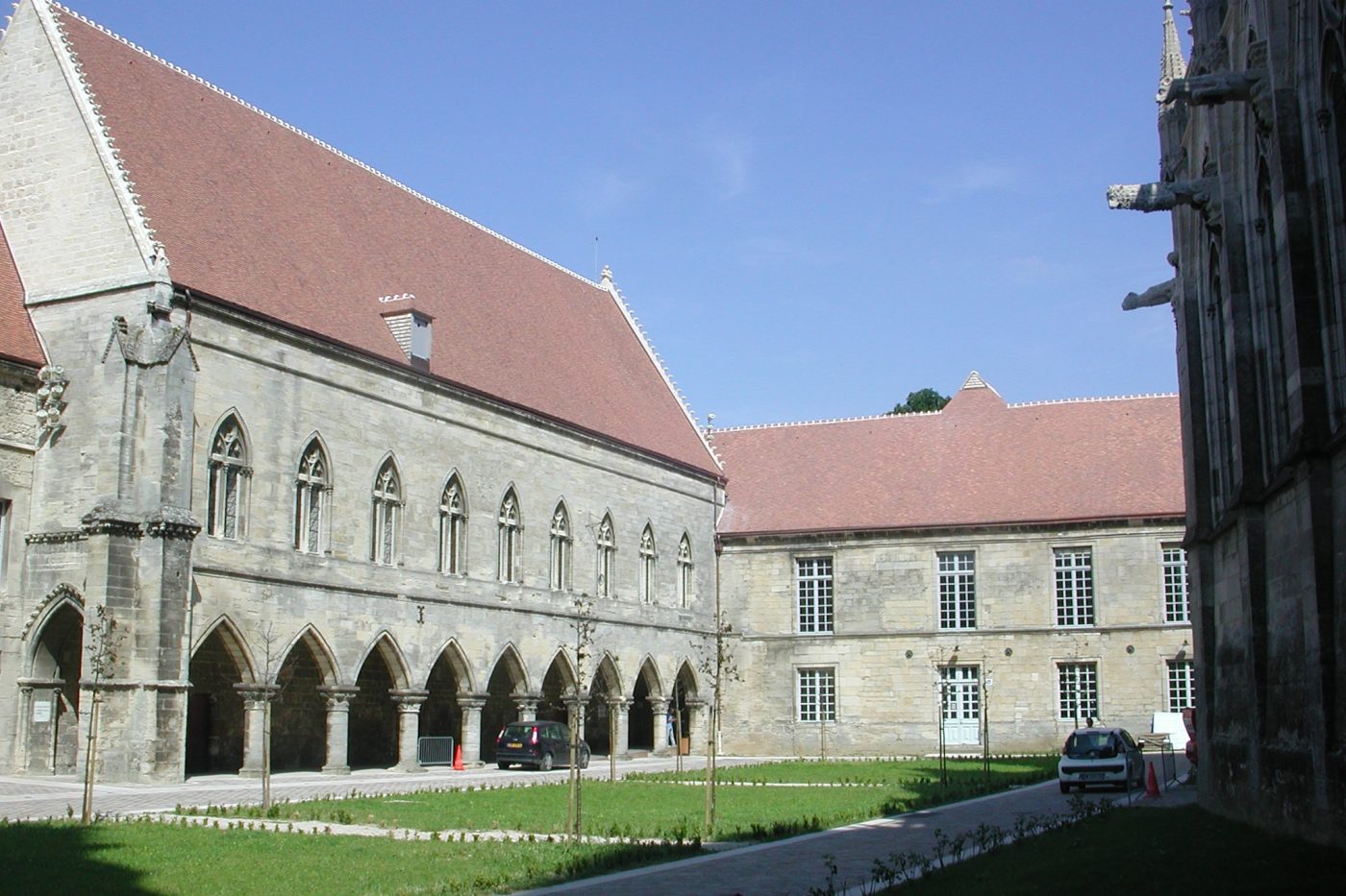Palais de justice situé dans un ancien palais épiscopal. Lauréat des Trophées Aléonard dans la catégorie Monuments historiques. Palais de justice, Place Aubry 02011 LAON. Tuile Koramic Patrimoine Ocré Lichen.