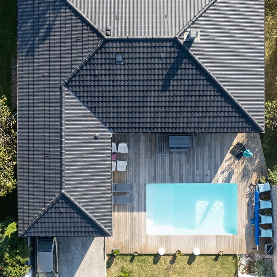 Maison contemporaine de plein pied à Bourg-les-Valences réalisée avec des tuiles Santenay ardoisé