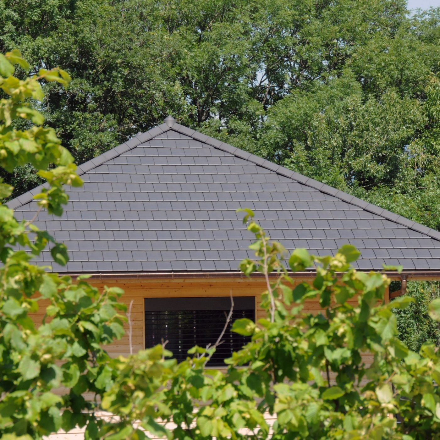 Maison individuelle à Per-Jussy réalisée avec des tuiles Volnay PV ardoisé