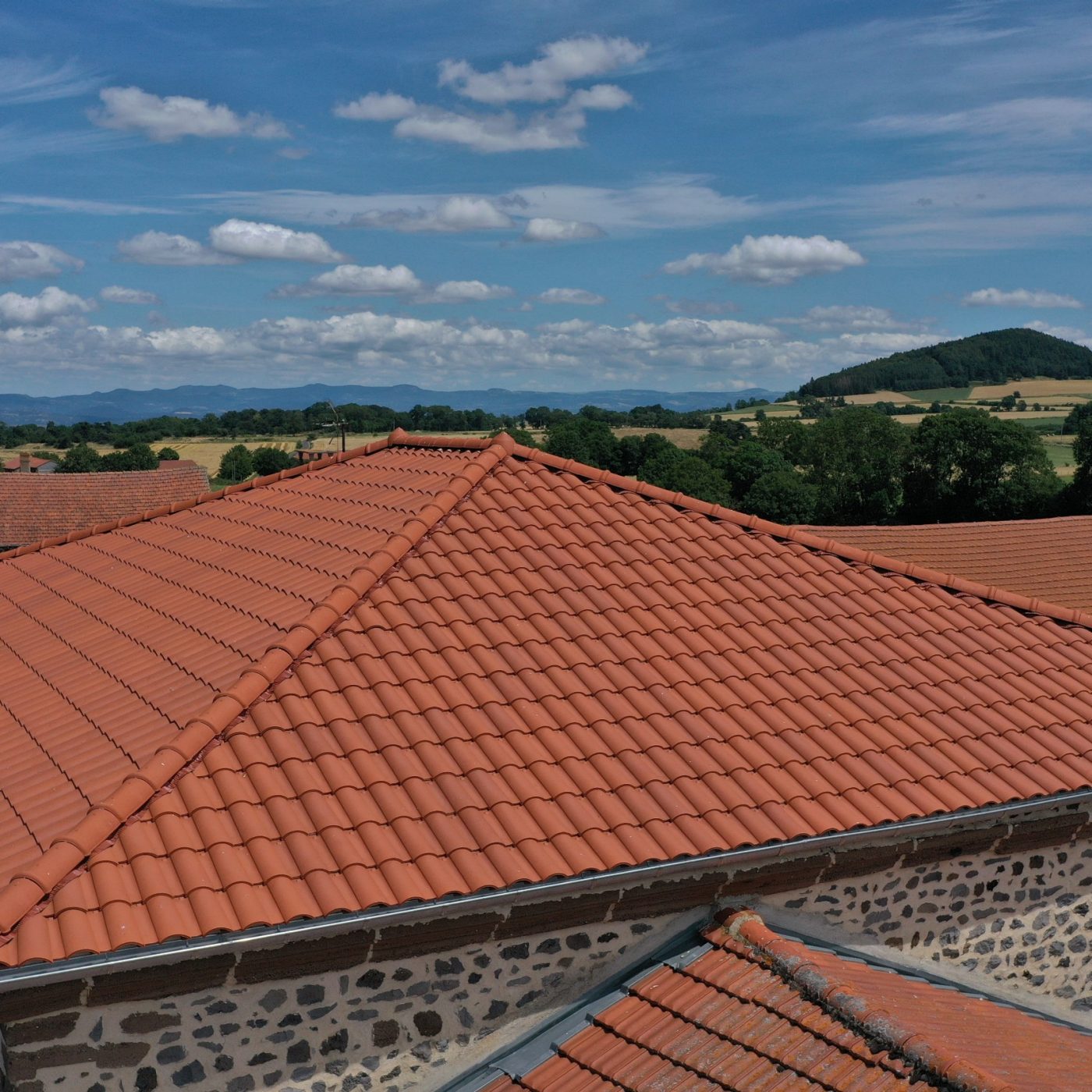 Maison individuelle à Saint Jean de Nay réalisée avec des tuiles Val de Saone rouge