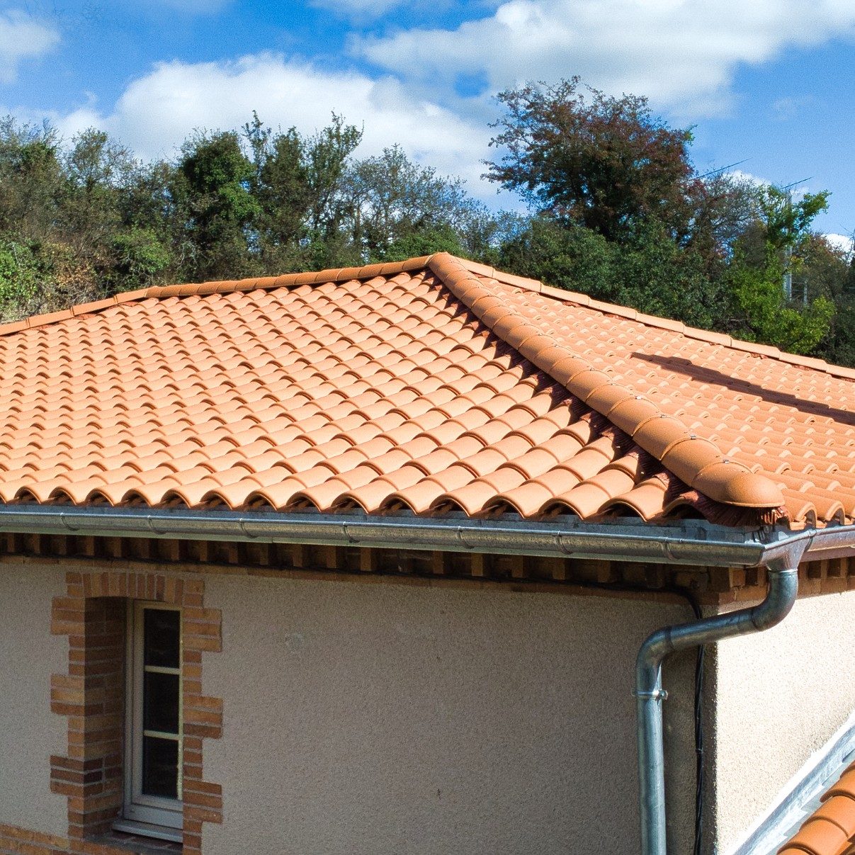 Rénovation d'une maison individuelle à Andreze avec des tuiles Romane Canal