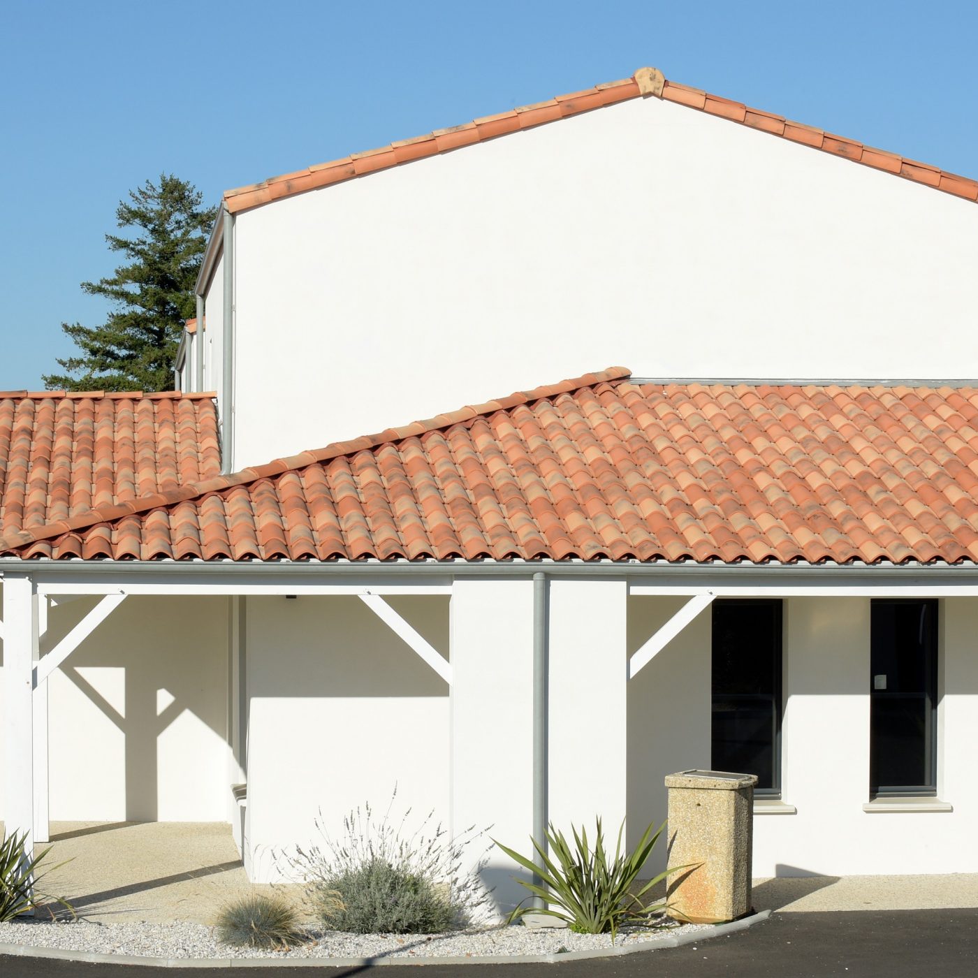 Galerie marchande à Chavray réalisée avec des tuiles Horizon 12 vieilli castel