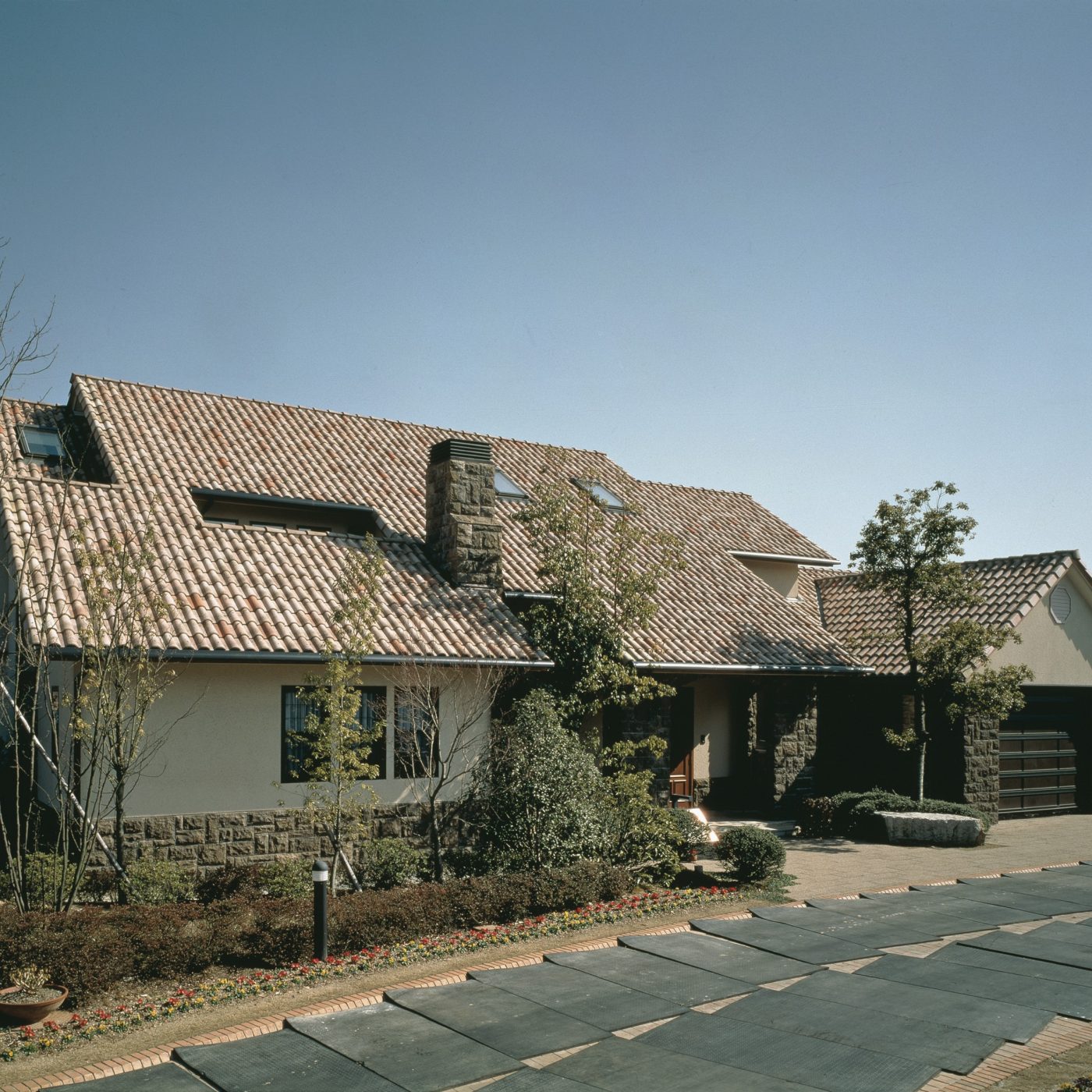 Chalet de luxe en Russie réalisé avec des tuiles Romane Réno castelviel