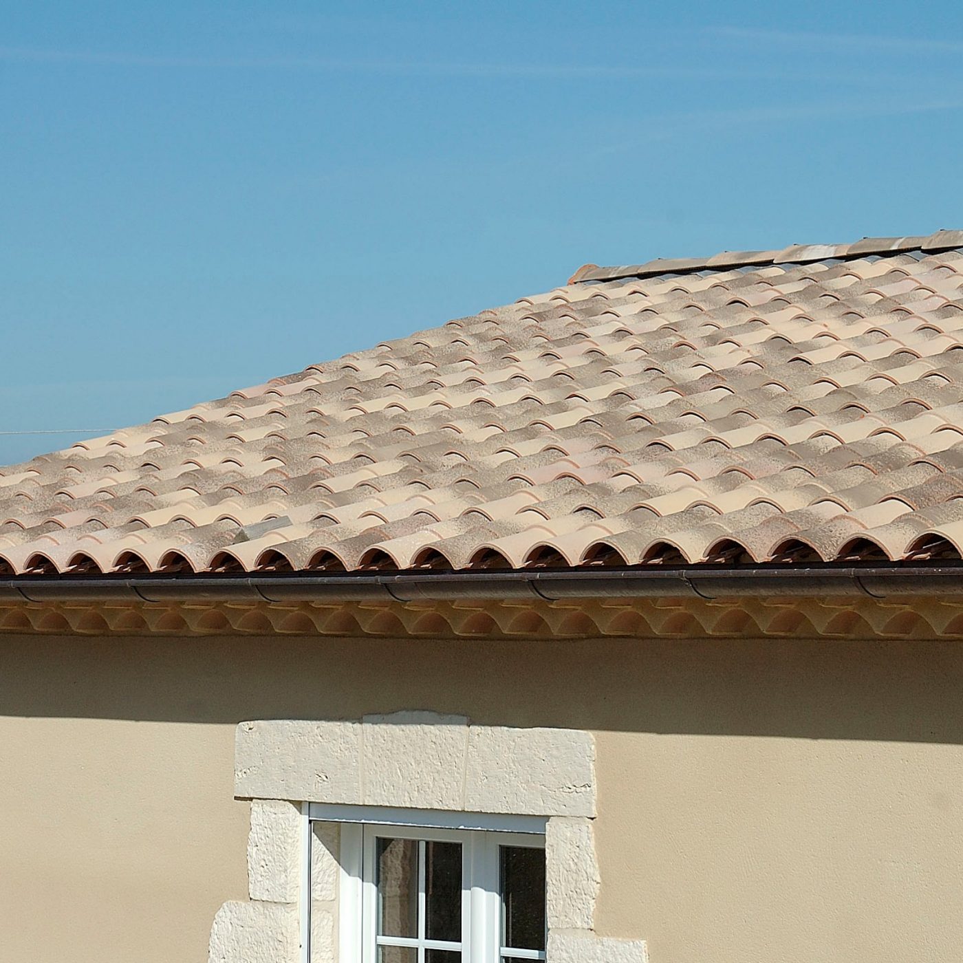 Maison individuelle à Grospierres réalisée avec des tuiles Romane Azur Castelviel