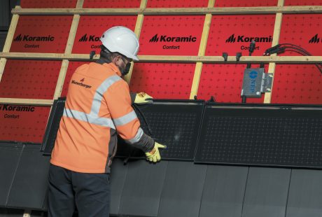 Pose de tuiles et laminés photovoltaïques par un couvreur professionnel