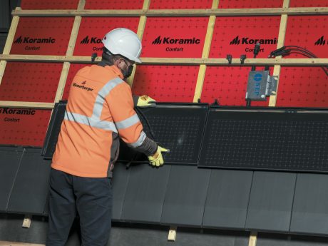 Pose de tuiles et laminés photovoltaïques par un couvreur professionnel