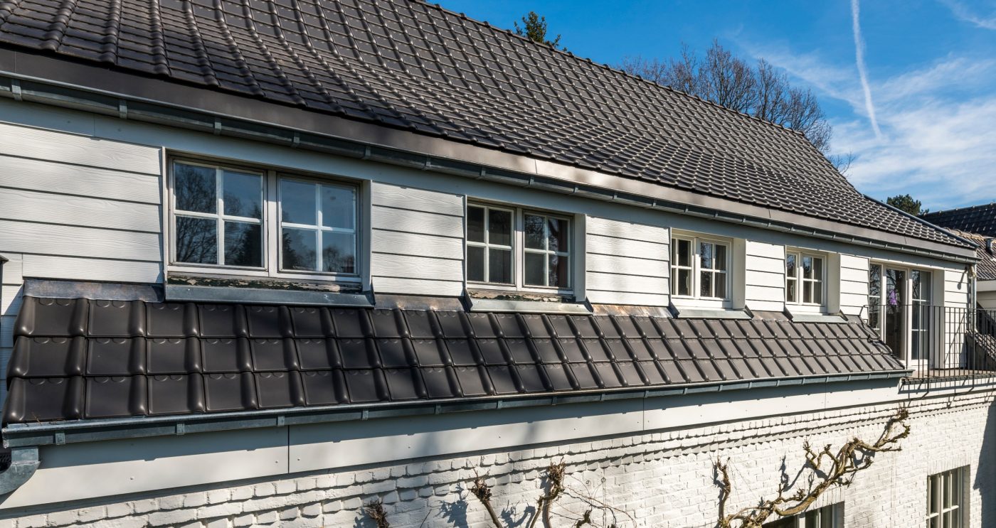 Maison individuelle à Rhode-Saint-Genese avec la tuile Tempête 18 Noir mat