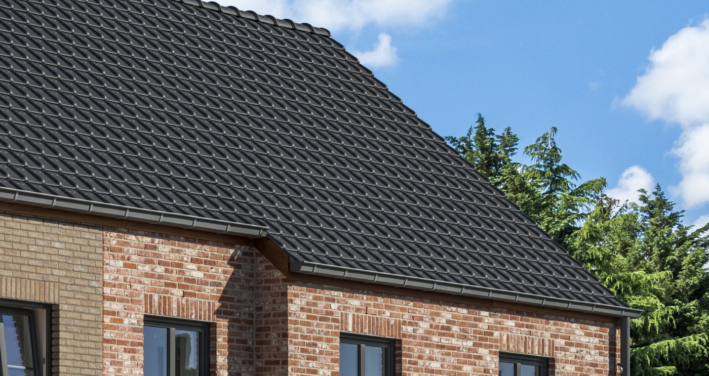 Maison individuelle à Zonnebeke avec la brique Forum prata nuancée et la tuile Tempête 18 Noir mat