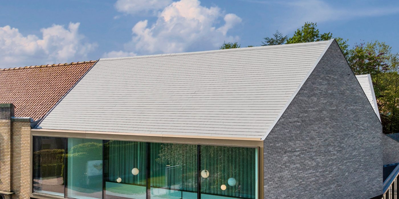 Nouvelle construction notariat à Passendale avec la tuie Plate Elfino Gris agate