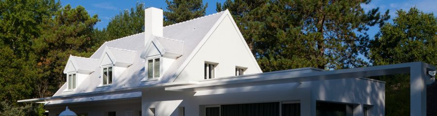 Villa avec un seul étage. Mise en œuvre toiture. Villa La Huttière LE TOUQUET. Tuile Koramic Tuile Plate 301 Blanc émaillé.