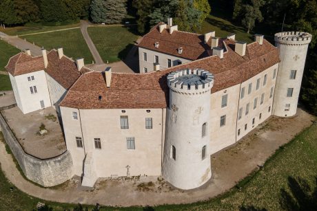Restauration du Château de Ray-sur-Saône avec les tuiles Monuments Historiques et Emaillées Aléonard