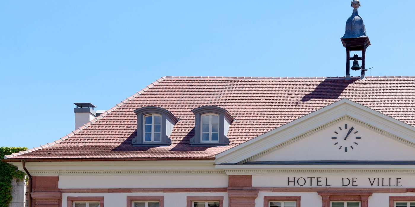 Mairie de Riquewihr classée Monument Historique. Hôtel de ville Tuile Plate 16 x 38 Ecaille Ste-Odile Terre d'Alsace.