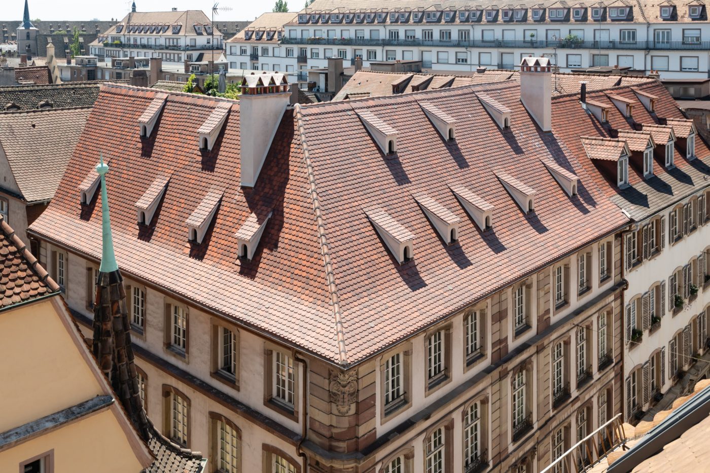Restauration du bâtiment classé Monument historique Strasbourg Tuile Koramic Tuile Plate 16 x 38 Ecaille Sainte-Odile Terre d'Alsace.