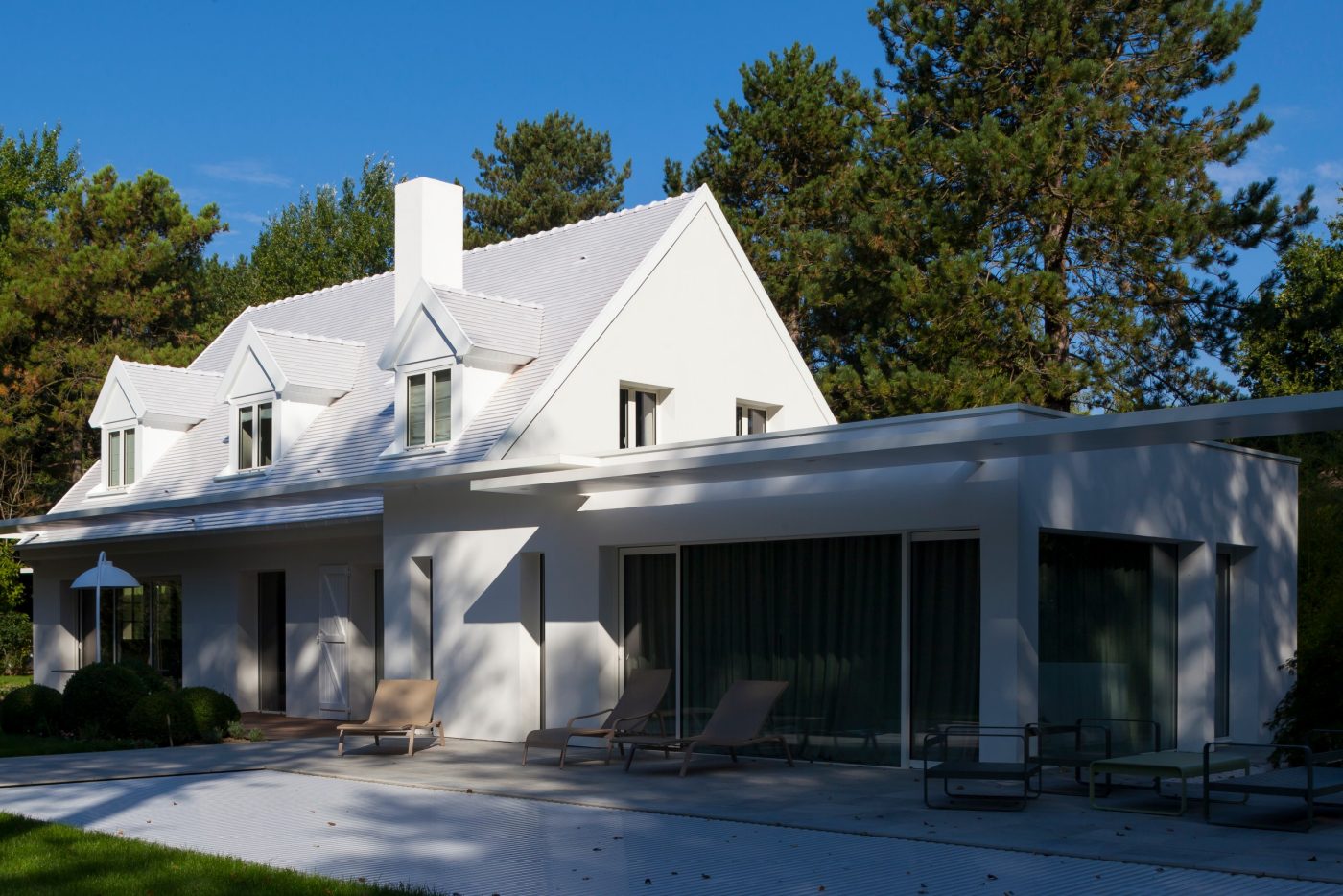 Villa avec un seul étage. Mise en œuvre toiture. Villa La Huttière LE TOUQUET. Tuile Koramic Tuile Plate 301 Blanc émaillé.