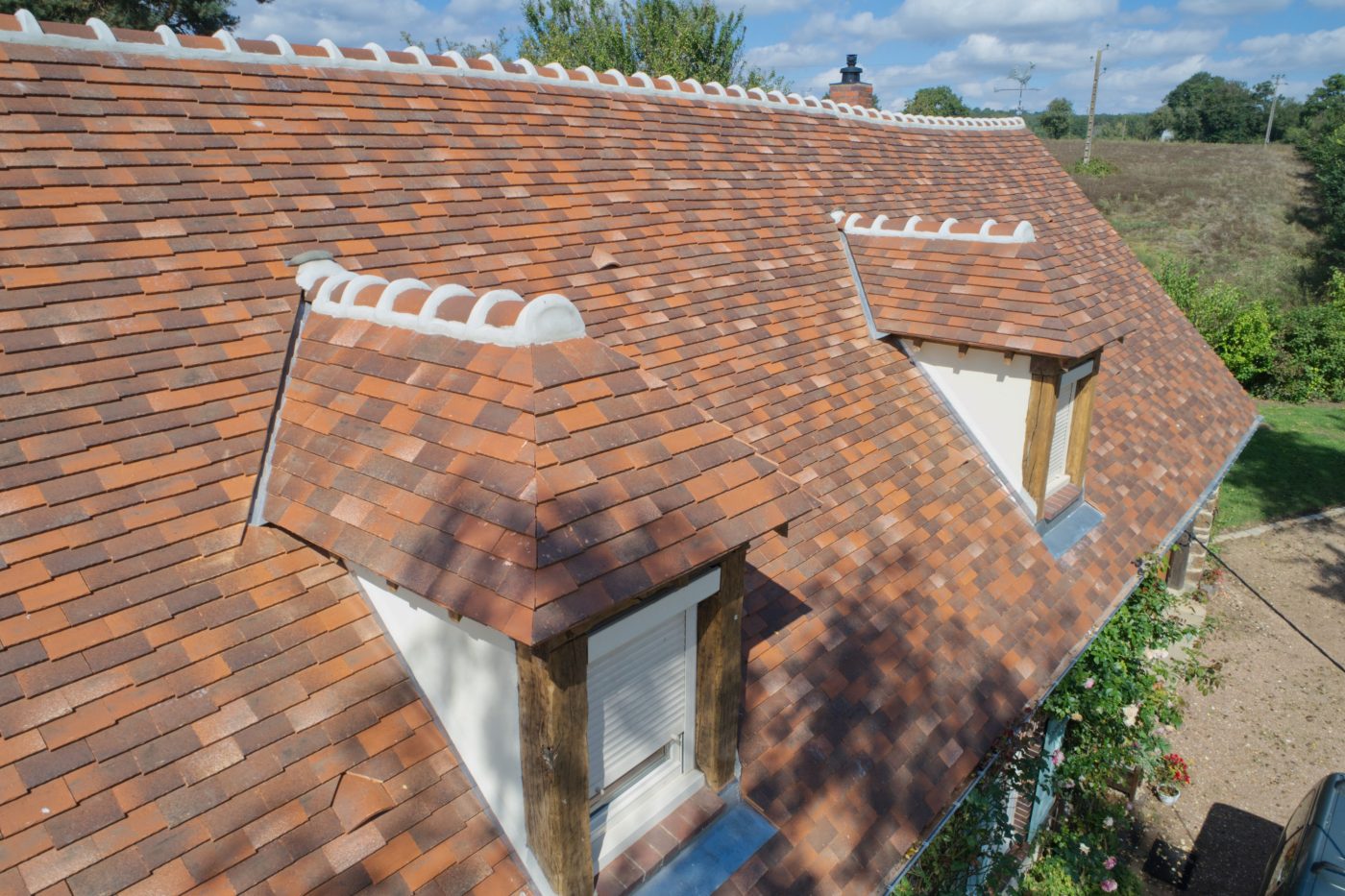 Demeure de caractère à Toucy réalisée avec des tuiles Bocage Bastide vieux toit foncé