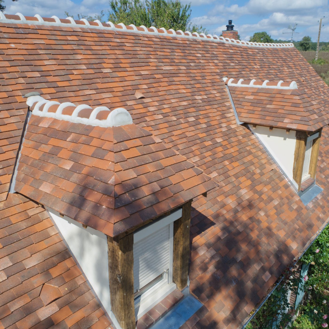 Demeure de caractère à Toucy réalisée avec des tuiles Bocage Bastide vieux toit foncé