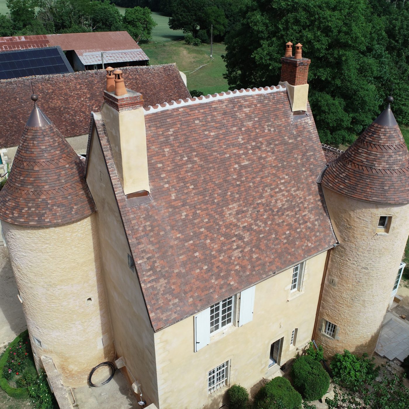 Maison individuelle à La Montoise réalisée avec des tuiles Perigord Bastide vieux toit foncé