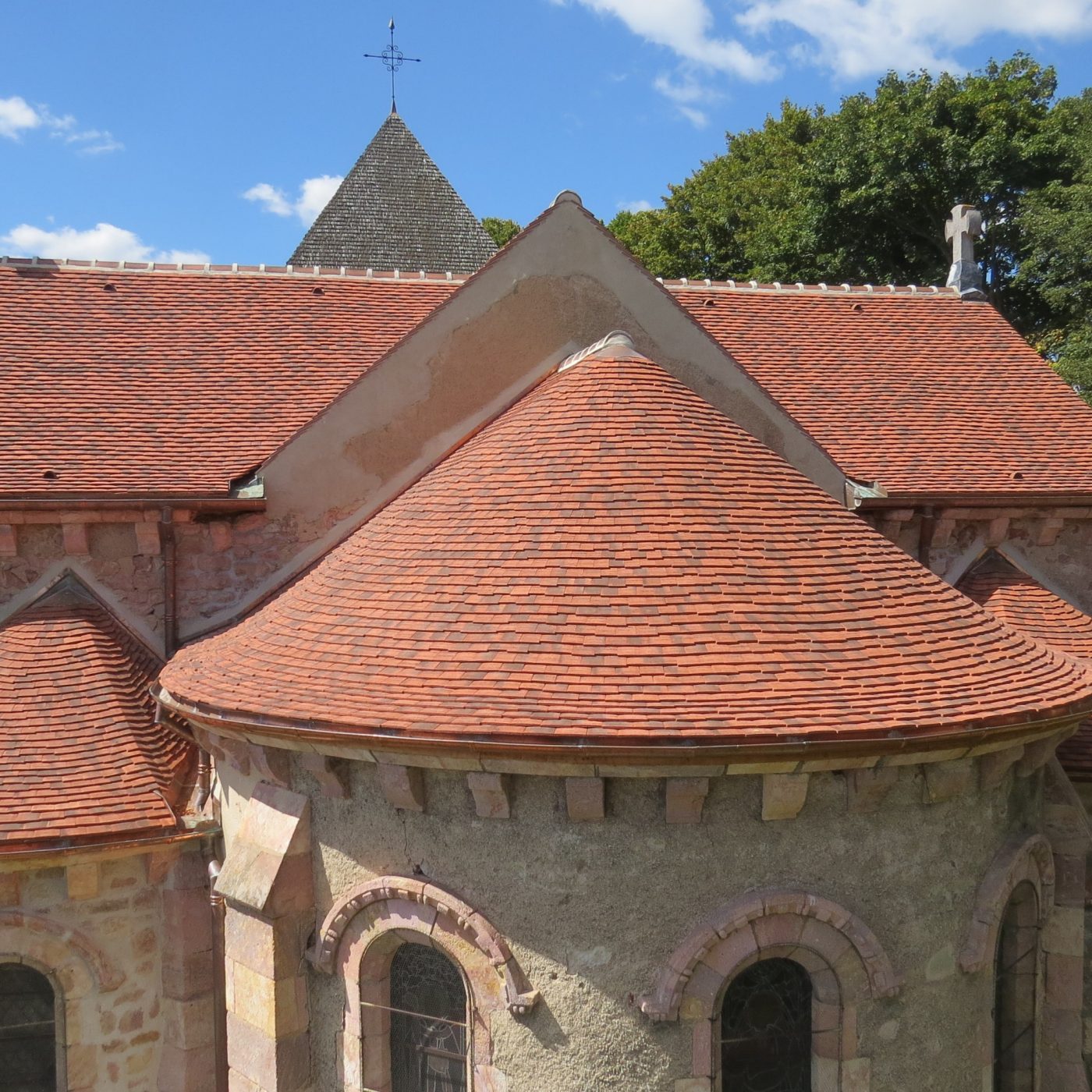 Eglise de Nassigny réalisée avec des tuiles Pommard sablé bourgogne