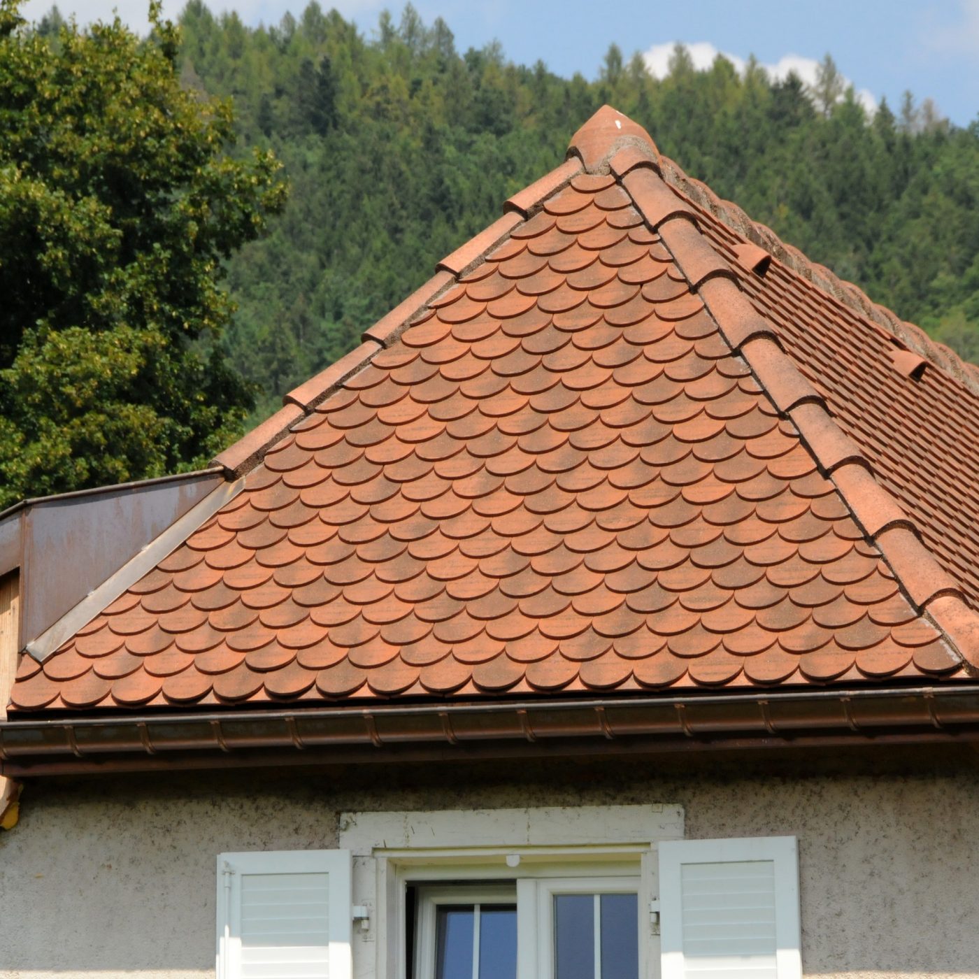 Maison individuelle à Huss Wesserling réalisée avec des tuiles Grand Cru Ecaille sablé bourgogne