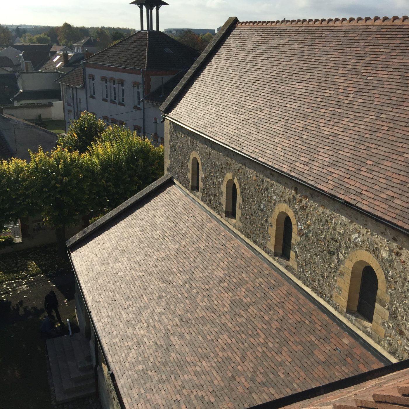 Eglise de Beine Nauroy réalisée avec des tuiles Perigord Bastide vieux toit foncé