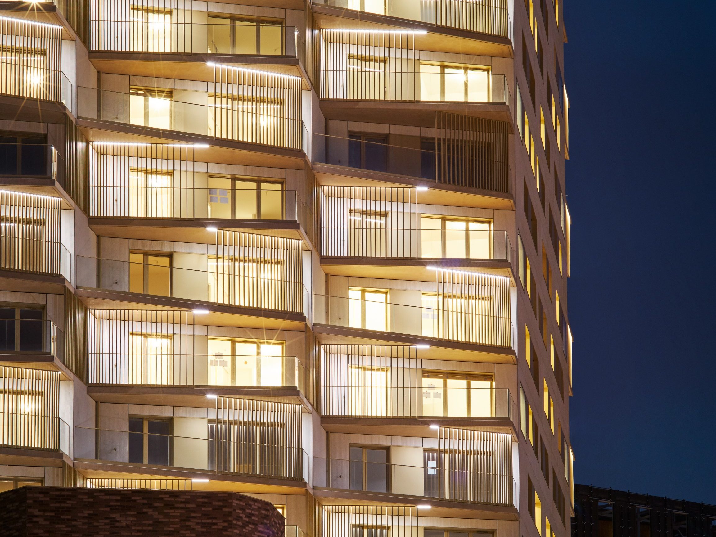 Immeuble avec des appartements et des maisons individuelles. Bâtiment avec des couleurs chaudes et un toit vert.  Immeuble Allure, 66 rue Mstislav Rostropovitch 75017 PARIS. Brique Terca KESS and Ligne Moulée Main Elmore, Forum Cromo, Nero Zwart Mangaan.