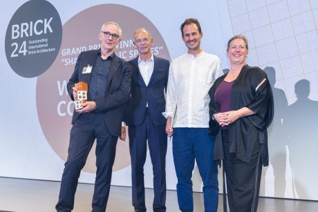 Heimo Scheuch, PDG Wienerberger AG, la jury Ingrid van der Heijden et les architectes  Níall McLaughlin Architects Lauréat du grand prix et de la catégorie Partage des espaces publics