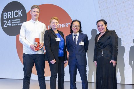 Les architectes Grafton Architects & O’Mahony Pike avec le jury Boonserm Premthada