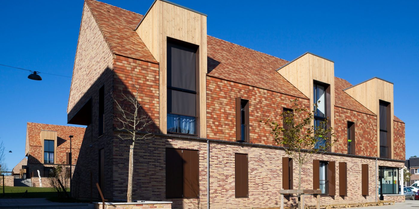 Logements collectifs avec 2 étages. Bardage en tuiles.  Résidence Le Carreau, Route Saint-Jacques 76430 ETAINHUS. Siding's implementation. Tuile Koramic Tempo 18,5 x 31 Saint-Jean.