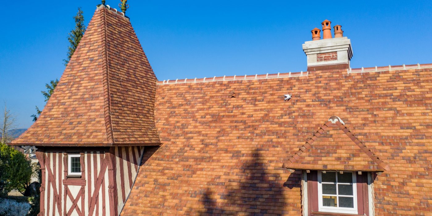 Maison individuelle à Pont-l'Eveque  avec les tuiles Aléonard Patrimoine Rectangulaire Ocré Lichen, Rouge de Mars