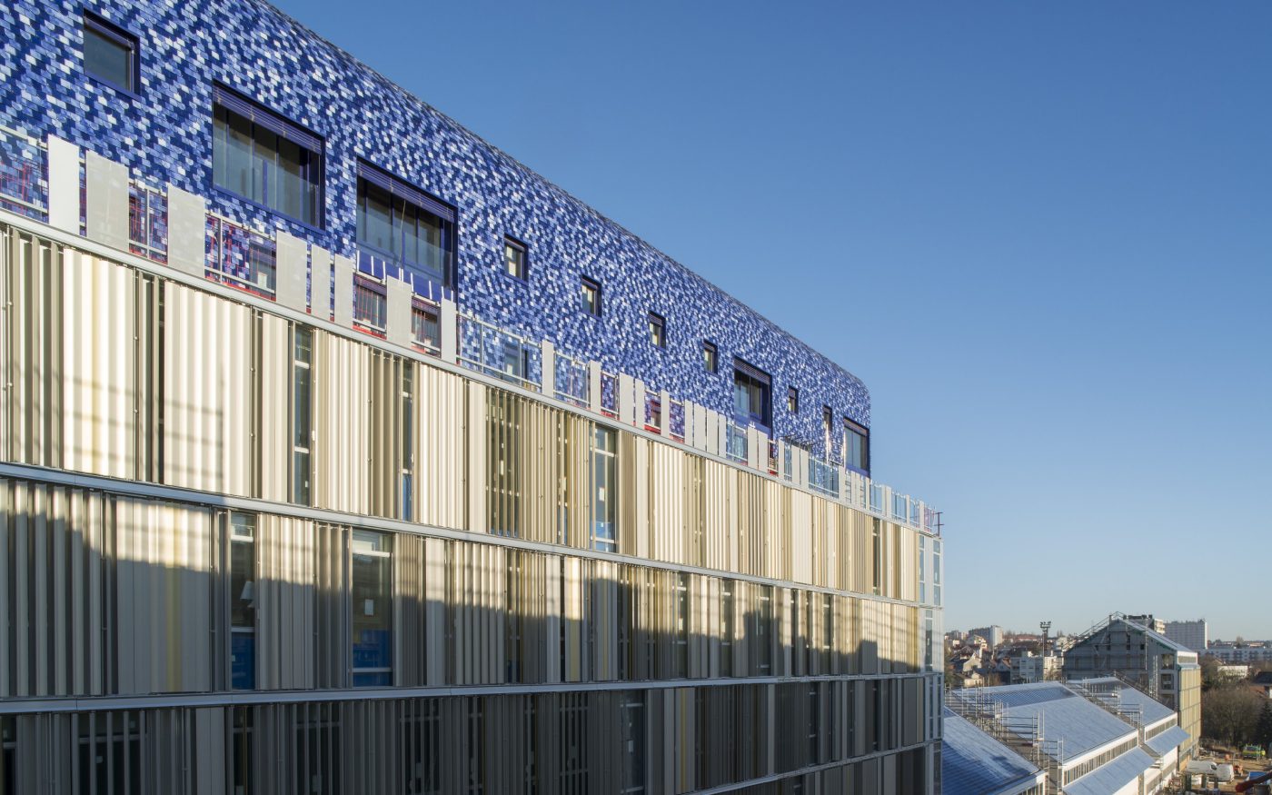 Pôle Tertiaire et logements collectifs à Viotte (25) avec les  tuiles Aléonard Emaillées