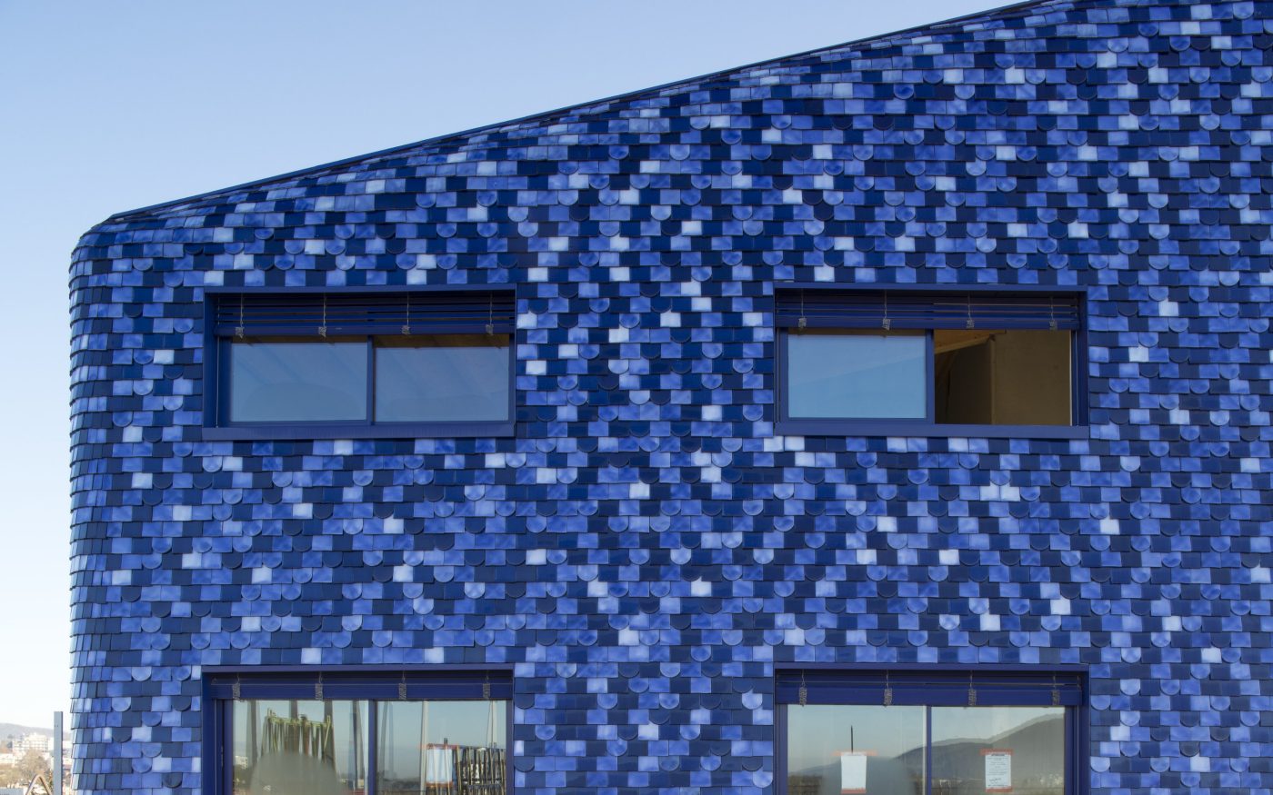 Pôle Tertiaire et logements collectifs à Viotte (25) avec les  tuiles Aléonard Emaillées