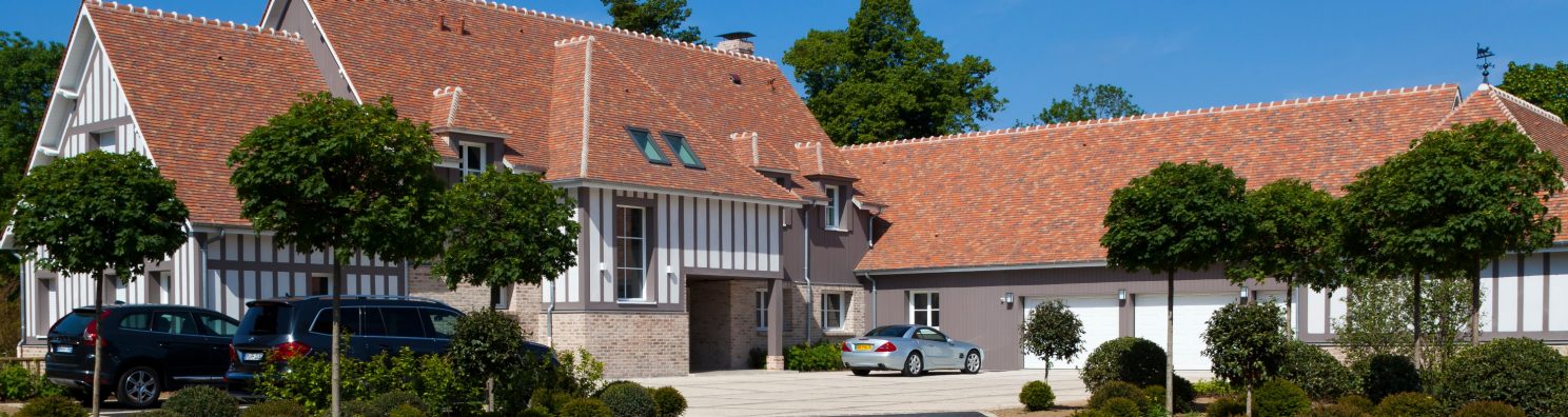 Maison individuelle avec un seul étage. 525 Avenue Marc de la Haye 27100 LE VAUDREUIL. Tuile Koramic Aléonard Patrimoine, Pontigny Rouge de Mars, Ocré lichen, Vert de Lichen, Rouge flammé.
