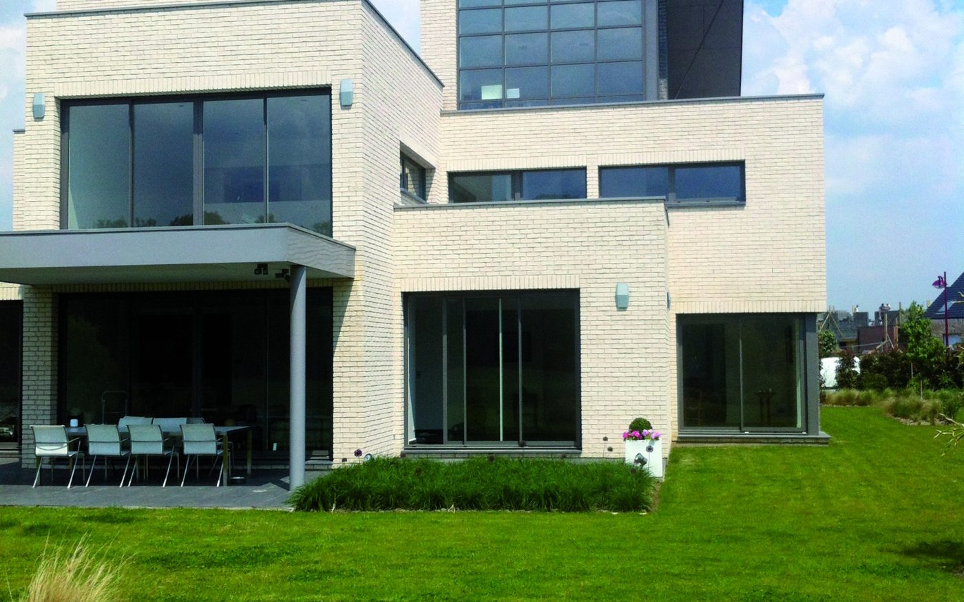 Maison individuelle de 320 m2 avec deux étages. Maison construite selon une architecture bioclimatique (énergie géothermique et récupération de l’eau de pluie). 59710 MERIGNIES. Mise en oeuvre toiture. Tuile Koramic Actua Anthracite.