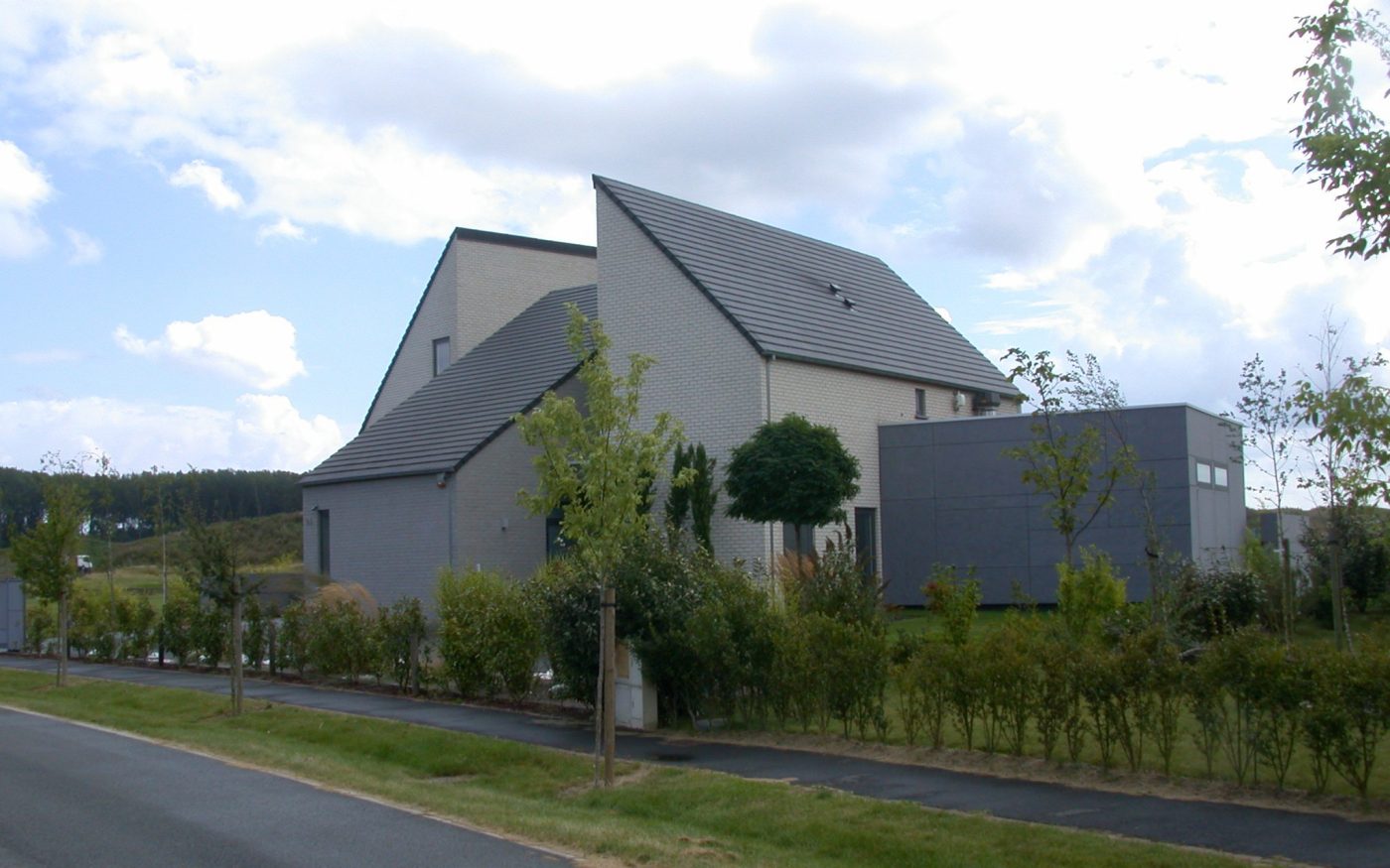 Maison individuelle de 320 m2 avec deux étages. Maison construite selon une architecture bioclimatique (énergie géothermique et récupération de l’eau de pluie). 59710 MERIGNIES. Mise en oeuvre toiture. Tuile Koramic Actua Anthracite.