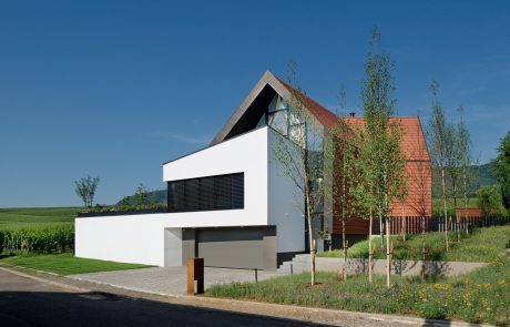 Maison individuelle avec un étage. Toit et façade en tuiles. 15 rue des Coteaux 68920 WETTOLSHEIM. Tuiles Vauban 2 Droite Rouge.