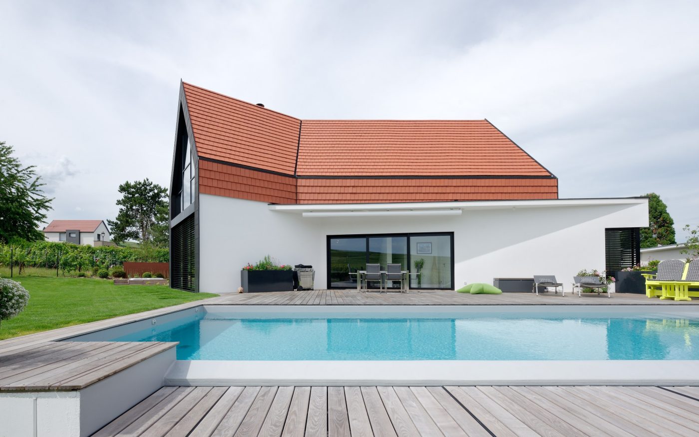 Maison individuelle avec un étage. Toit et façade en tuiles. 15 rue des Coteaux 68920 WETTOLSHEIM. Tuiles Vauban 2 Droite Rouge.